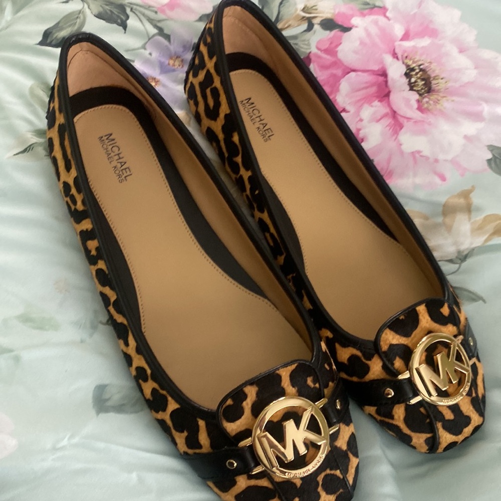 Brand New size 11 BEAUTIFUL leopard print MICHAEL KORS flat shoes with gold